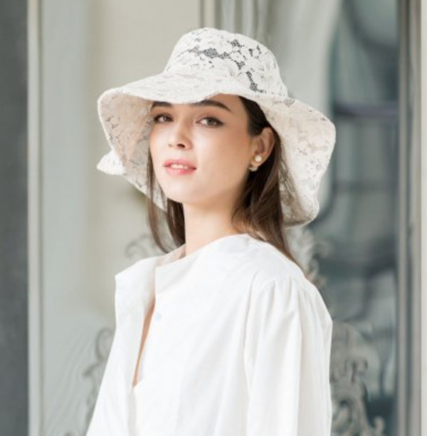 Topi berjemur dengan renda